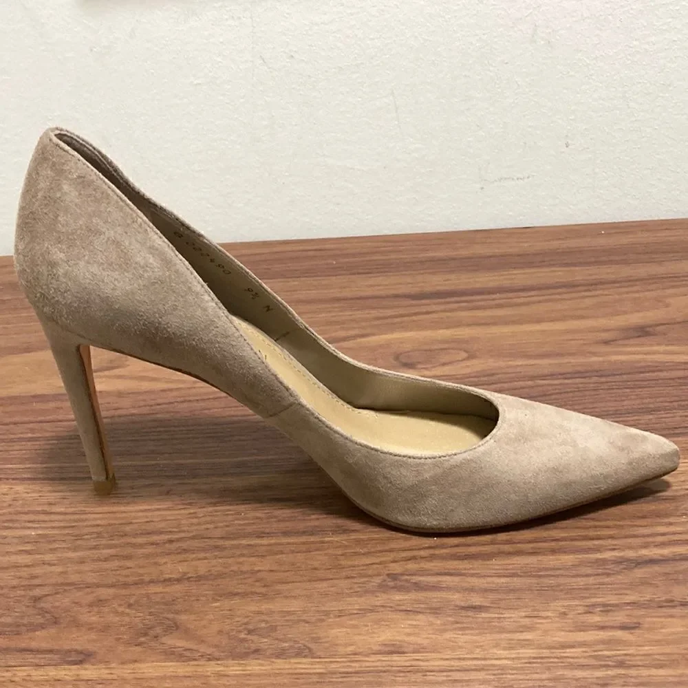 Stuart Weitzman NWOT Almond Beige Suede Stiletto Pump. Size 9.5 N.